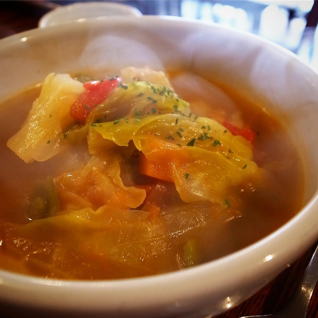 今週末のあるだけランチは「鶏手羽元と野菜のスパイススープ定食」でしたが、いや、たくさんのお客さんにご注文いただきましてありがとうございました…いや、これから寒くなる季節、スパイススープに限らずあったか汁ものもお出しすると思いますので、ご期待くださいね〜！（無類の汁好きワタクシも超期待してます、ハイ…笑）（お）