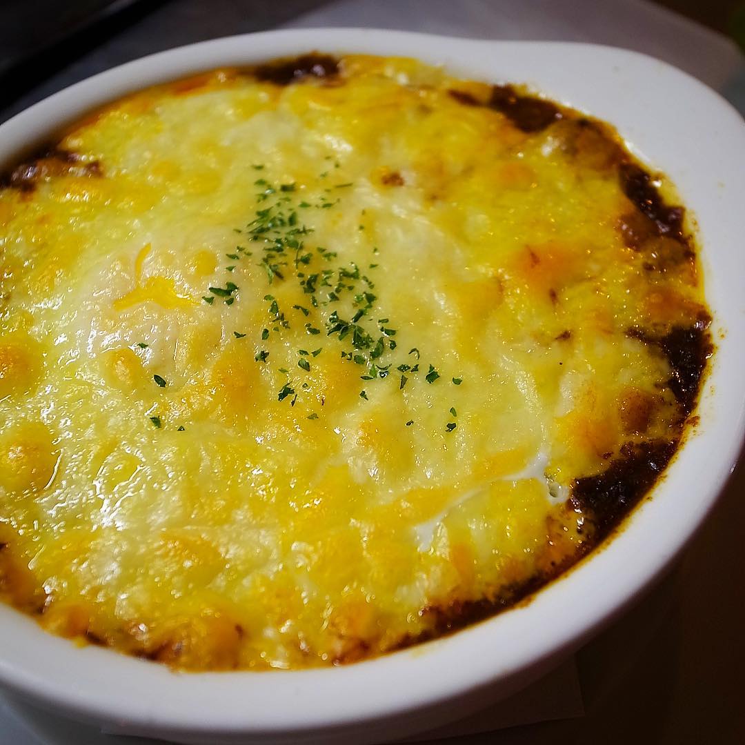 今夜もあつあつ！当店自慢のチキンカレーで夜カレーは「たまごとチーズのリトスタ焼きカレー」！いや、とろりとチーズのその下にふるるんとたまごをくずしながらお召し上がりです！三連休は日曜の夜！まだ間に合うよ！（笑）（お）