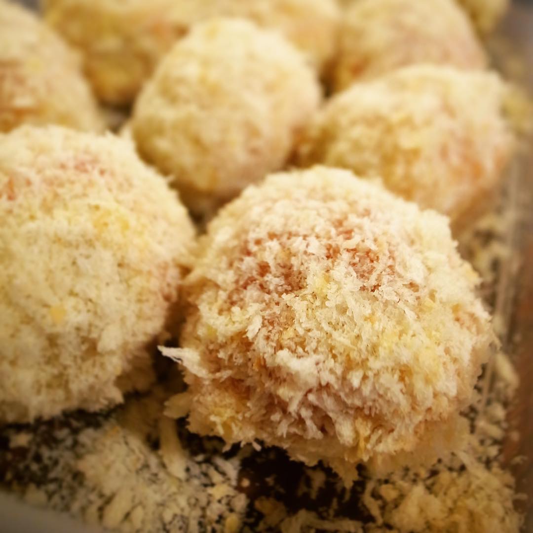 生ハム巻いた里芋は赤い小ボールにパン粉まぶして…（お）