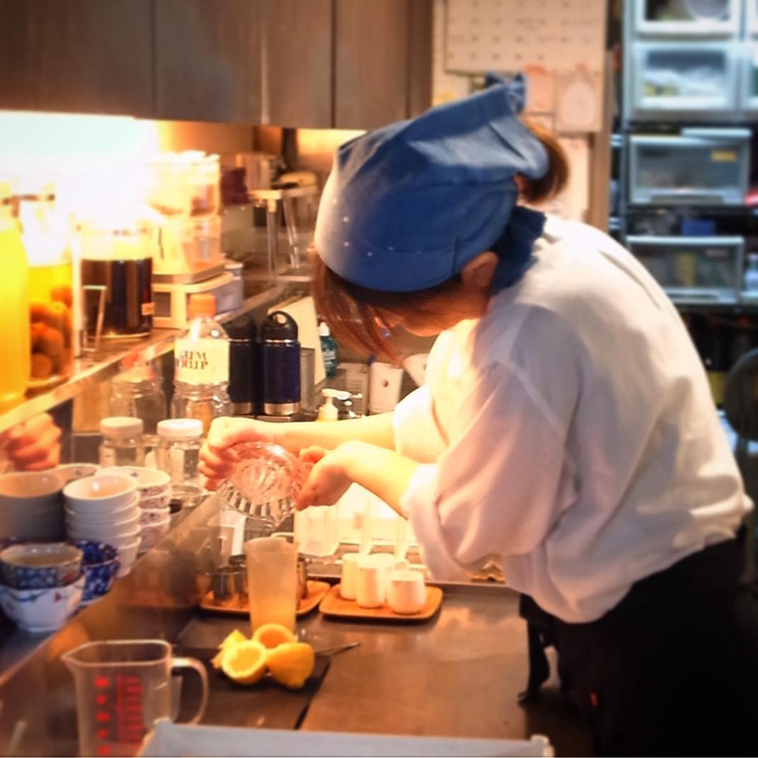 いつも賄い写真をアップしてくれるいのっち！今日の仕込みの手伝いは「にんにくレモンドレッシング」作り！冬のサラダは「かぶとアボカド、サーモンのサラダ」で今夜もお出ししますよ！（お）