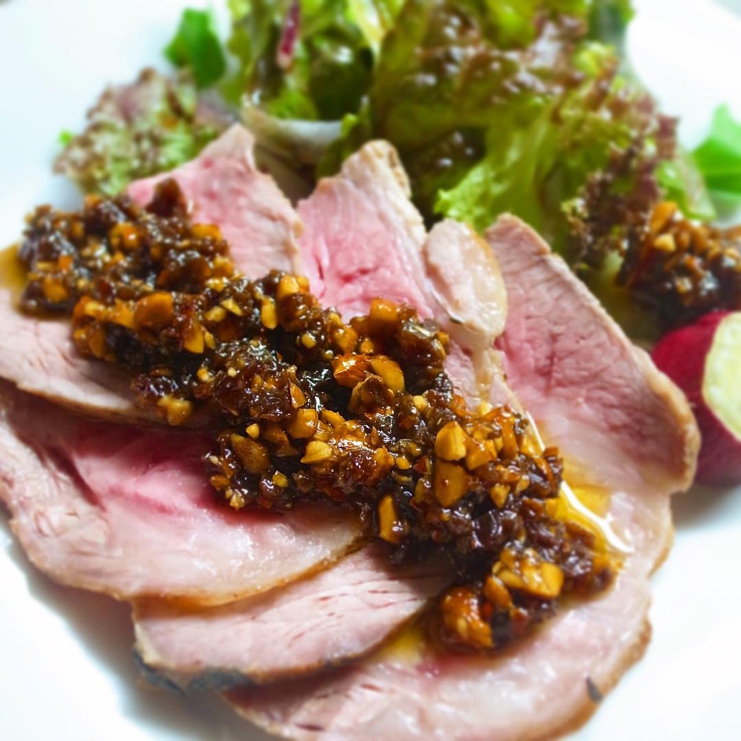 ボジョレーちょこもり、やります！  今週木曜日はボジョレーヌーヴォーの解禁日。最近は流行りではないのかもしれませんが、リトスタでは長年、毎年恒例で「ちょっと良いボジョレー」をご用意しております。
この週末は夜の日替わりメニューもワインにあったメニューを多くして、ワイン気分を盛り上げております（もちろんビールにも日本酒にもあったりするんですけど！）。ボジョレーをご注文いただいた方にはオマケの小さなおつまみをつけたり…。
そして今年は、ボジョレーにぴったりのおつまみをちょこちょこ盛り合わせた「ボジョレーちょこもり」を予定しております！お一人でいらしても色々ちょこちょこ楽しめるように！みんなできても１人1プレート頼めば喧嘩しない！というプレートにする予定です。
今の所5〜6品を予定しております。ローストポーク・ナッツバルサミコソースは確実に入ります。あと、ミニトマトのおひたしを入れるつもりです。
あと候補はひよこ豆のフムス、一口サイズの里芋コロッケ、根菜カポナータ、などなど…
ちなみに日替わりメニューには、じゃがいもゴルゴン、カリフラワーのチーズフリットなど入ります。なにかリクエストありましたら、今ならまだ間に合うかも！
店長ミヤザキ、本気です！（麻）