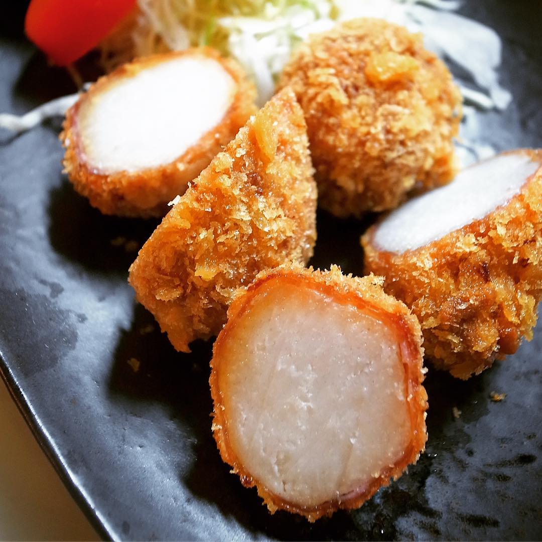 からりと揚げたてフライ！は「里芋の生ハム巻きフライ」！…いや、そのまんまのネーミングですけど、えぇ、里芋のしっとりやさしいおいしさ、生ハムの旨味と塩味…まずはそのままあつあつを、お好みでちらりとウスターソースもまたよろこばしからずや！（笑）ぜひぜひ〜！（お）