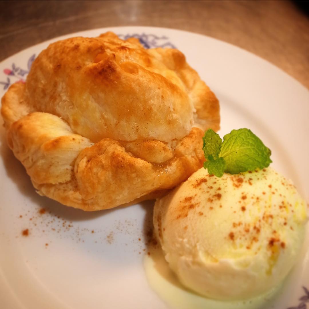 11月です！季節のデザートはいよいよ登場！「アップルパイ・アイスクリーム添え」！やさしくお味のアップルパイはこんがり焼いてあつあつにひんやり甘〜いアイスクリームにシナモンがアクセント！
毎年人気のアップルパイ、今年も年末営業最終日までずずずいーっとロングスパンでお楽しみいただけますよ！えぇ、何度でもどうぞ！（笑）（お）