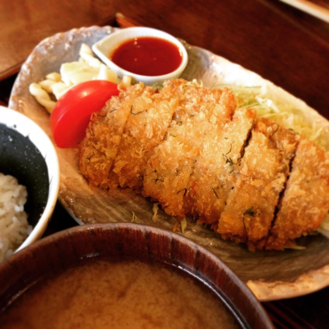 まかないは「しそちりめんトンカツ」です。衣に細かく刻んだ大葉とちりめんじゃこを混ぜているので、最初はタレをつけずに食べるのもオススメです。香ばしいです。(うめ）