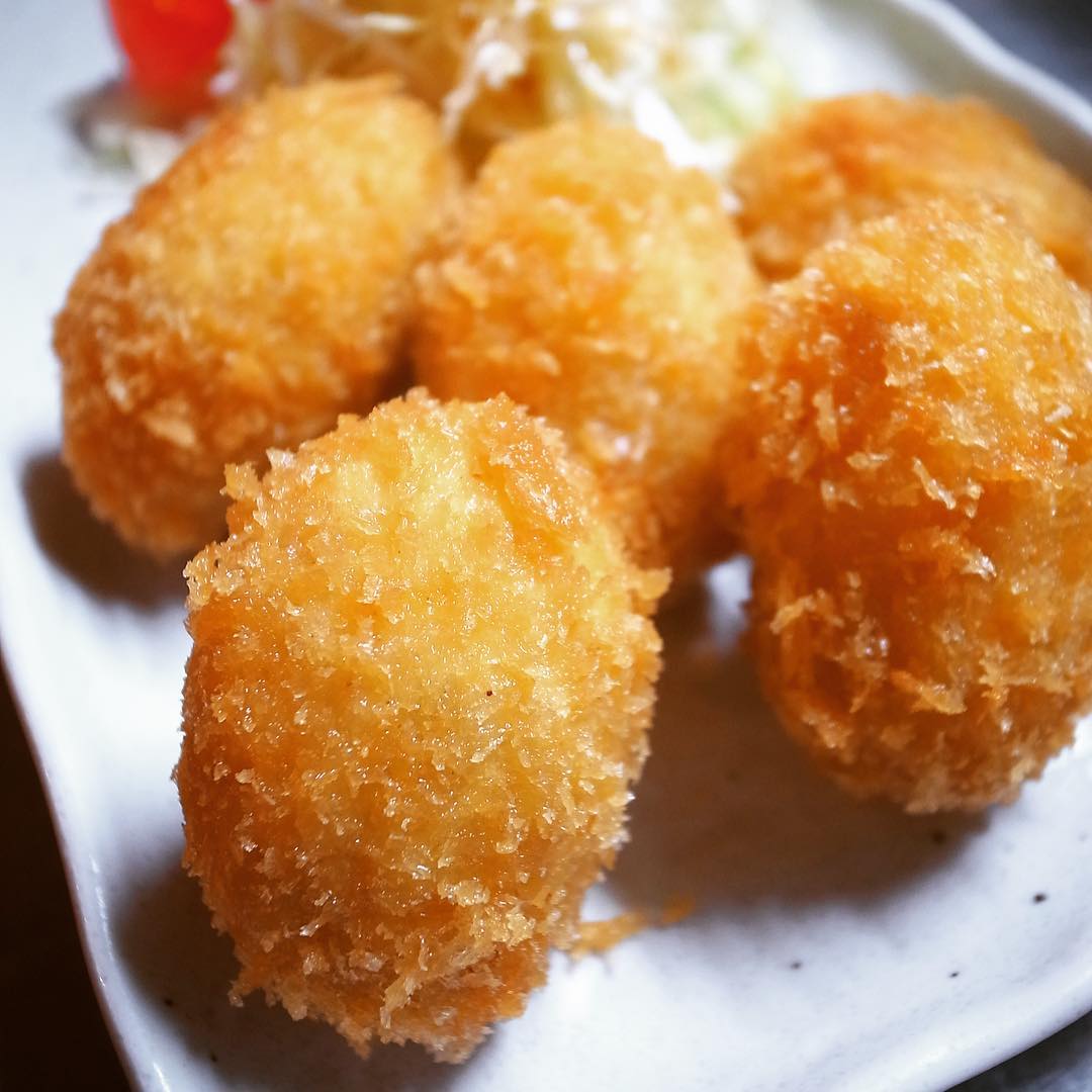 さらにからり揚げたてあつあつちいさなコロッケ！中にはお魚のタラ&しゃがいも！黒胡椒をピリリと効かせて、ウスターソースでどうぞ！今夜のすかっとひえひえビールのお供はこれで決まり！（お）