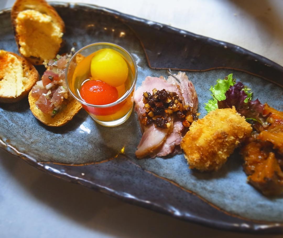 ボジョレーちょこもり、盛況ありがとうございます！
内容は少しずつ変わる可能性がありますが、ローストポーク・ナッツバルサミコソース、里芋コロッケ、まぐろのタルタルカナッペは必ずつきます。昨日はさらにミニトマトのおひたし、ひよこ豆のフムス、根菜カポナータがちょこもりにしてお出ししました！絶対にボジョレーにあうことを店長ミヤザキ保証いたします！
オススメは１人1プレートずつです。これで最後に暖かい食べ物を少しとって、仕上げにアップルパイ、もしくはリンゴとヤクルトのシャーベットなんて良くないですか？ 本日もじゃがいもゴルゴン、イカワタチャーハン、カリフラワーのチーズフリットなどワインの肴目白押しです。ぜひおためしあれ！（麻）