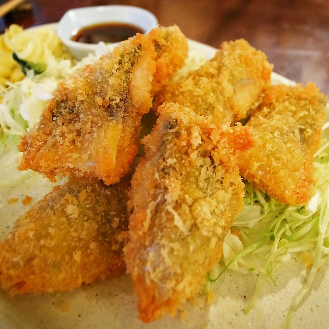 今日のランチ日替わりはイチオシでした「アジフライ」！って、流石にお天気の悪さもあってかのんびりでしたので、タルタルソース付きでちょっとリッチに夜にも登場！ビールのお供にぜひ！（お）