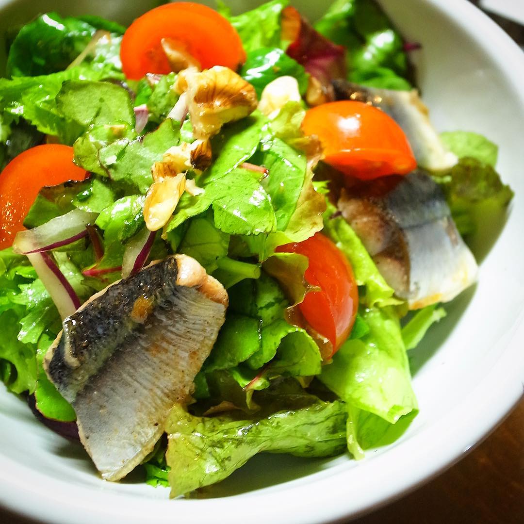 さてと今年のさんまの新メニューはサラダ！「さんまのコンフィと香味野菜のサラダ」！ハーブやにんにく、黒胡椒の入ったオリーブオイルは低温でゆっくりコトコトにたさんまの旨味！ざくざく香味野菜とあわせたら、さっぱり自家製にんにくレモンドレッシングでどうぞ！（お）
