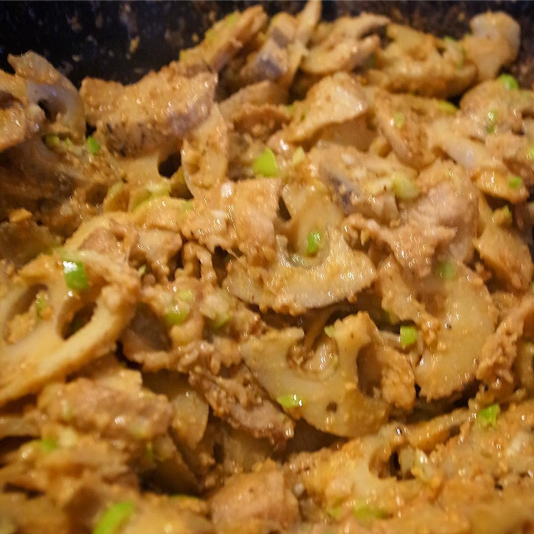 ざくざく今夜の小さな新メニューは「れんこんと豚肉のごま味噌炒り煮」！ざく切りれんこんのしゃきしゃきした食感にしっかり豚肉の旨味、いや、でもなんといってもたっぷりごま！濃厚ごま風味の味噌だれでじゃじゃっと炒め煮！お惣菜に登場ですよ！（お）