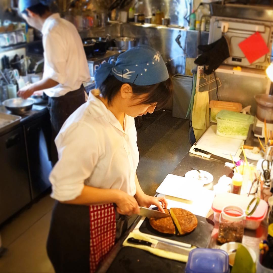 ボジョレをご注文のお客さんにはもれなく付いてくるちいさなおつまみは「ケークサレ」！今回のはりんごとカマンベールチーズ、ベーコンで旨味満点！店長ミヤザキ、フライパンで焼いておりますよ！（笑）こんがりふんわりおいしいよ！（お）