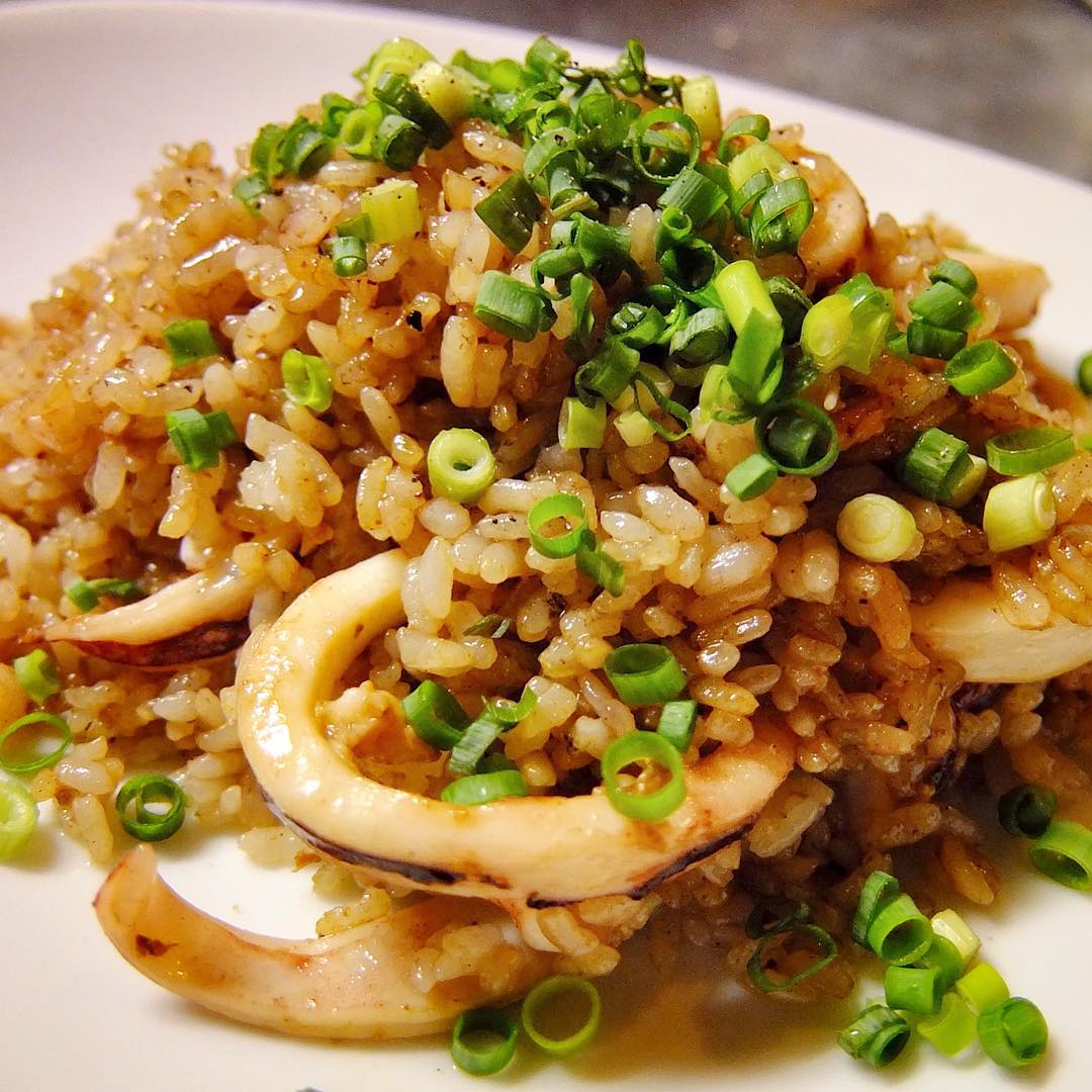 さらに金曜の夜！今季初登場はお待ちかね！「イカワタチャーハン」！いや、昨夜ご来店のお客さんにもぜひにとリクエストいただいんですけど、昨今は不漁のイカ…なかなかいいのが安定して入らずでお出しできずに来ましたけど、いや、みなさんの熱烈要望ということであれば、なんとかある時だけでもお出ししたい！と、今夜登場イカワタチャーハン！売切御免でよろしく！（お）