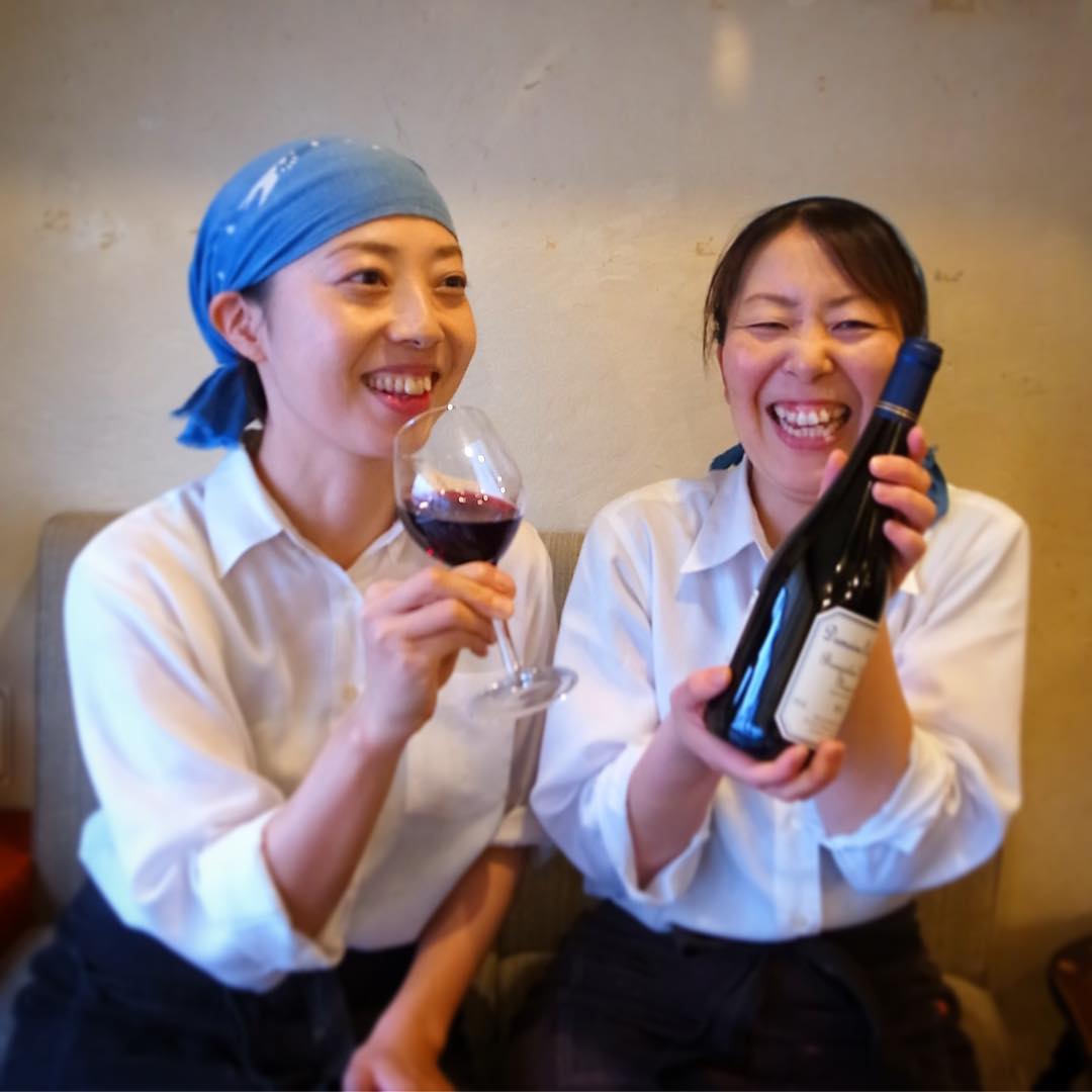 さてと11月はボジョレー解禁の木曜日！当店にも届きましたよ！毎年恒例の「ドメーヌ・シャサーニュ」！今年の当店的ボジョレー親善大使は今年当店入りしたキッチンスタッフのトミーさんとホールスタッフのいのっちのナイスコンビ！（笑）（お）