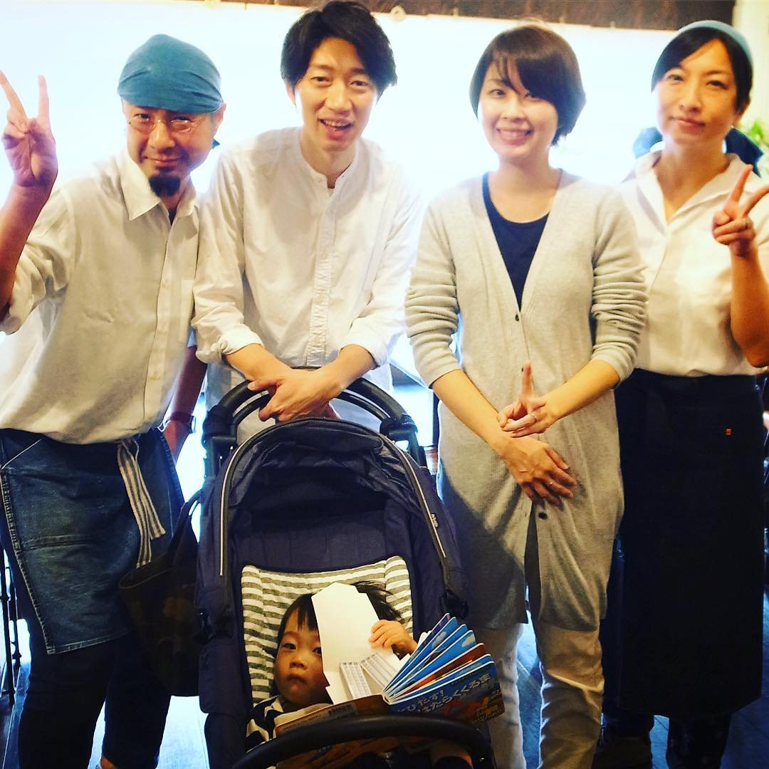 あー、はじまりました文化の日の三連休はのんびりお昼時…思いがけずご来店は久しぶり！と思ったら、知らぬ間にお子さま連れになったのね！と、元キッチンスタッフはガワちゃんご家族！今は千葉にお住まいとのことで、なかなかこっちに来ることはなくてーと、いやいや遠くに嫁いだ娘が里帰りしてくれるようでホントにうれしいものですなと、また時々はみんなでごはんたべに来てね！楽しみにしておりますね！ありがとう！（お）