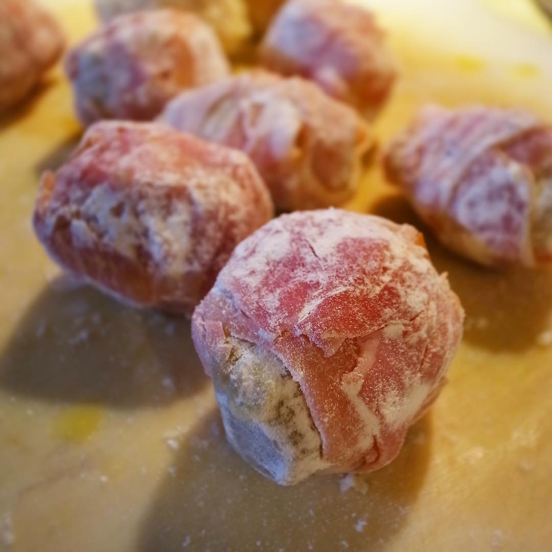 さっくり下煮した旬の里芋にくるりと巻きつけたのは生ハム〜っ！（お）