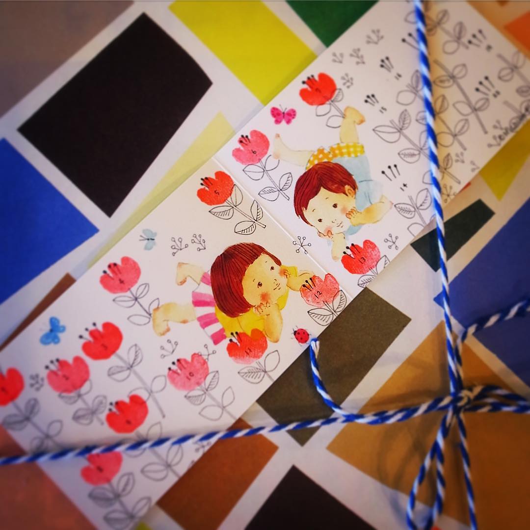 さてと週明けお伺いしたのはおなじみ「よもぎBOOKS」さん…ちょっと個人的にクリスマスプレゼントをと絵本を取り寄せていただきラッピングまでしていただきました！と、ポイントカード作りましょう！とすてきなカードはお花のポイントスタンプ！と、いや、結構買ったので13も花が咲きました！あぁ、おじさんだけとちょっとそうゆうのうれしいね（笑）（お）