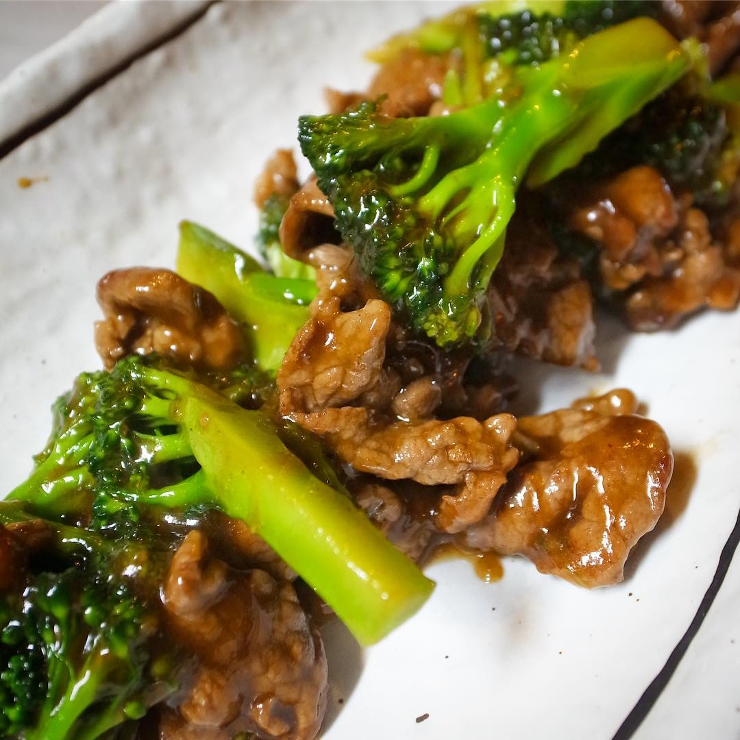 じゃじゃっと炒めたて！ご飯の友は「牛肉とブロッコリーのオイスターソース炒め」！いや、白飯にのっけ盛りがたまらない！旨味満点！つまみにもイイネ！（お）