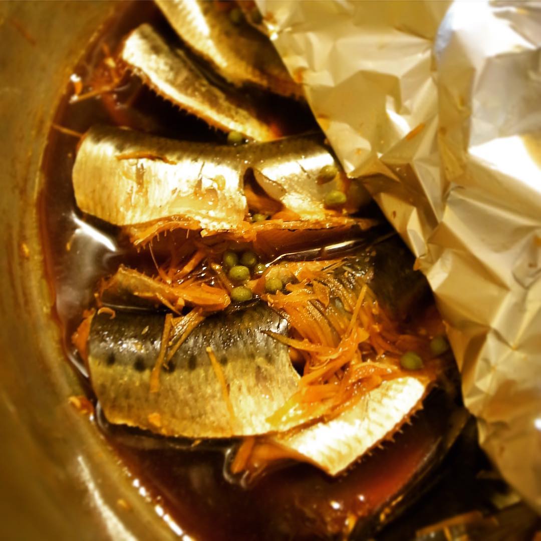 アルミホイルの落し蓋からチラリと「いわしの山椒煮」！明日のあるだけランチで登場ですよと、えぇ、ちなみに日替わりは「れんこんときのこの豚肉巻き揚げ」…みなさんのご来店、楽しみに待ってまぁ〜す！（笑）（お）