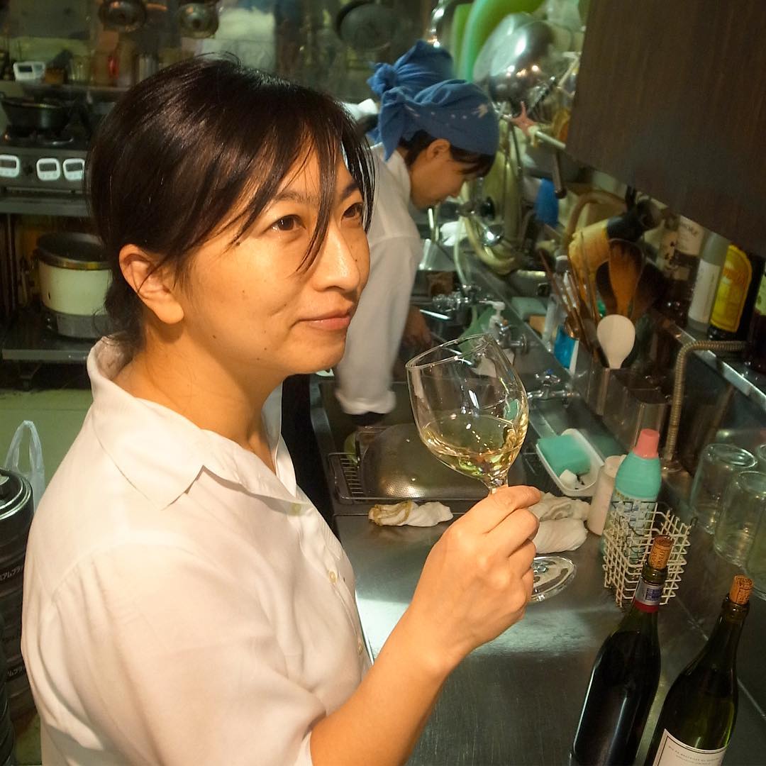 さてといよいよ明日から輝け！当店第13回クリスマスディナー！ということで、金曜の深夜は閉店後、限定入荷の特別なワインを試飲中の店長ミヤザキはこの笑み！（笑）ご来店のみなさんお見逃しなく！（お）