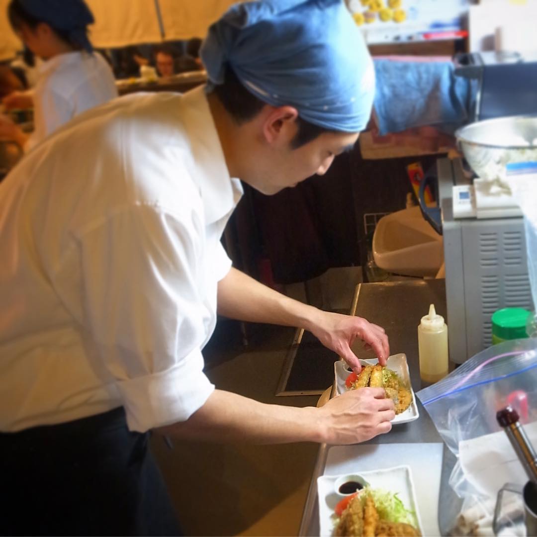 ナベさんが「わかさぎとれんこんのフライ」を盛り付け中！素早く盛る！あつあつを出す！（お）