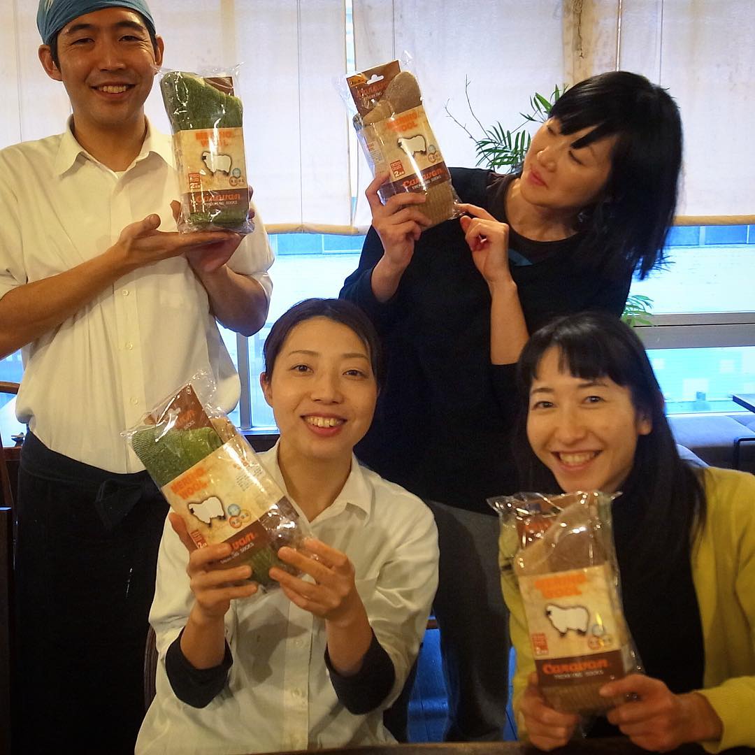 さてと本当に商売的には厳しい一年でしたねと、そんな2017年も年の瀬、残念ながらみんなにボーナスを出せるほどの余裕はないけど、なんにもないのはちょっとさみしいねと…ワタクシドモオーナー夫婦からはとにかくあったかい！山用メリノウールの靴下（2足セット）をみんなにプレゼント！小さなプレゼントなのにみんな大ヨロコビでホント恐縮至極（笑）ありがとね！（お）