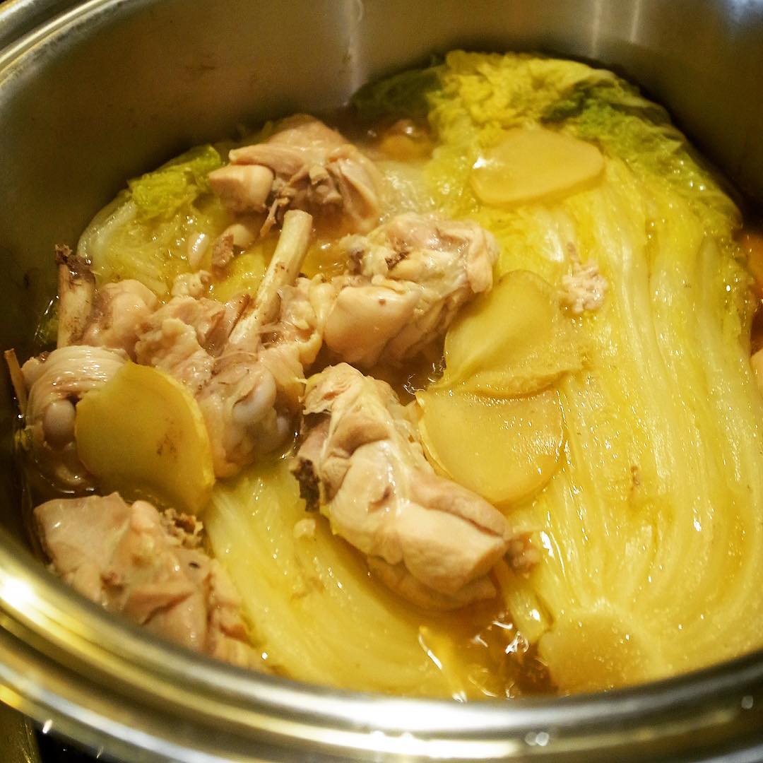 大鍋にざくざく骨つきとりにくにたっぷり白菜は旨味がしっかり染み込むまで、くったくたになるまて煮込んだ「くたくた煮」！（笑）今夜のあったかメニューはおススメですよ！ぜひぜひ！（お）