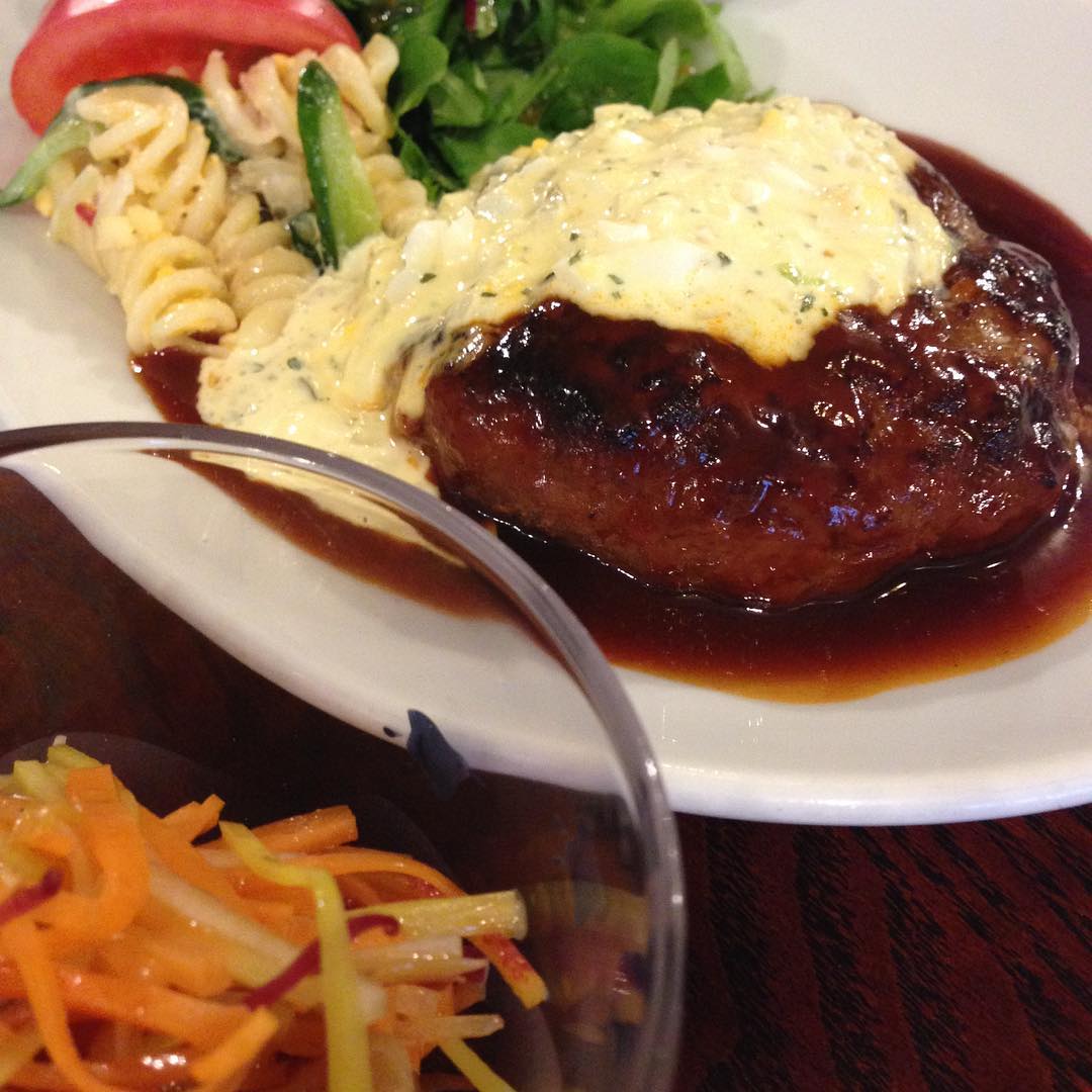 今日のまかないは「ハンバーグ タルタルソース定食」です。おまけににんじんとくるみのシークワーサーマリネもいただきました。マリネは夜メニューなので食べれてラッキーでした。ごちそうさまでした。（い）