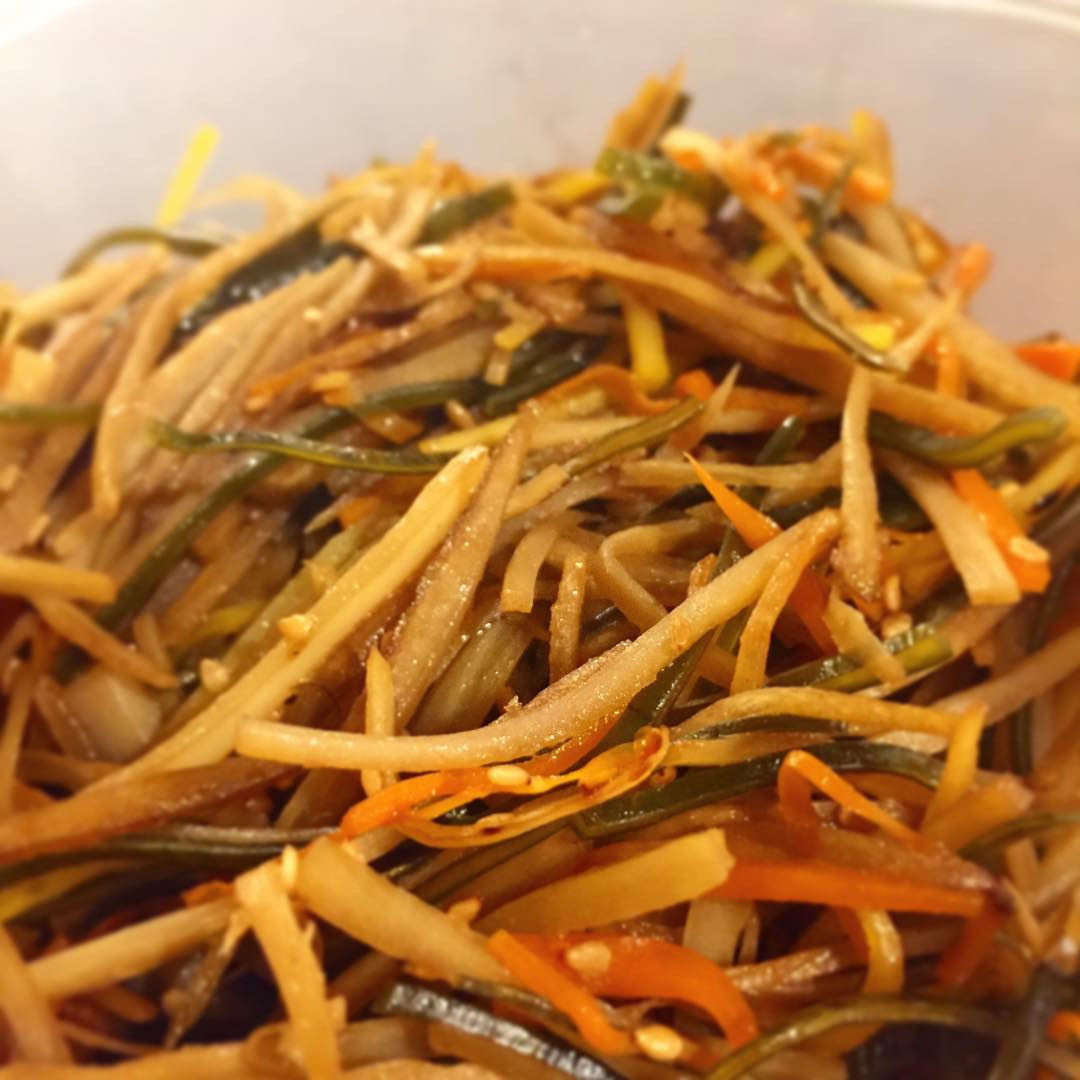 地味なメニュー大好き店長ミヤザキな地味な新メニュー！
昆布と根菜の旨味きんぴら。
きんぴらごぼうに昆布を入れただけじゃないの？と侮るなかれ。昆布の旨味がいい仕事してます！食感もいい！密かに入れた干した大根の皮の食感も合わせて、なんだかシミジミした旨味を感じられるきんぴらに仕上がりました。酒の肴に、ご飯のおかずに、ぜひ！（麻）