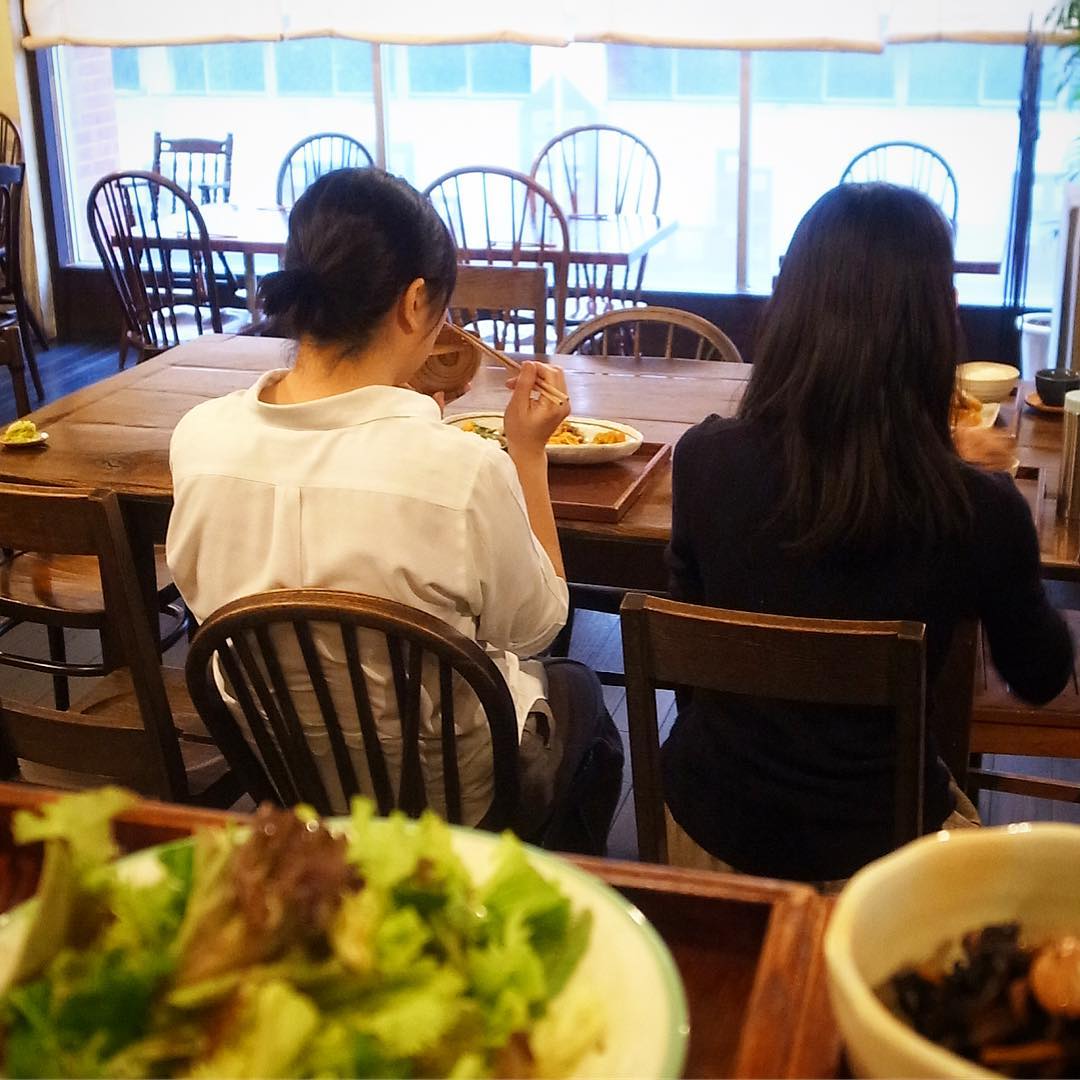 わーい！賄いの時間です！と、みんなでたべるセンター大テーブル、ワタクシは特別に生野菜追加（手前左）でいただきます（ありがとうございます）（お）