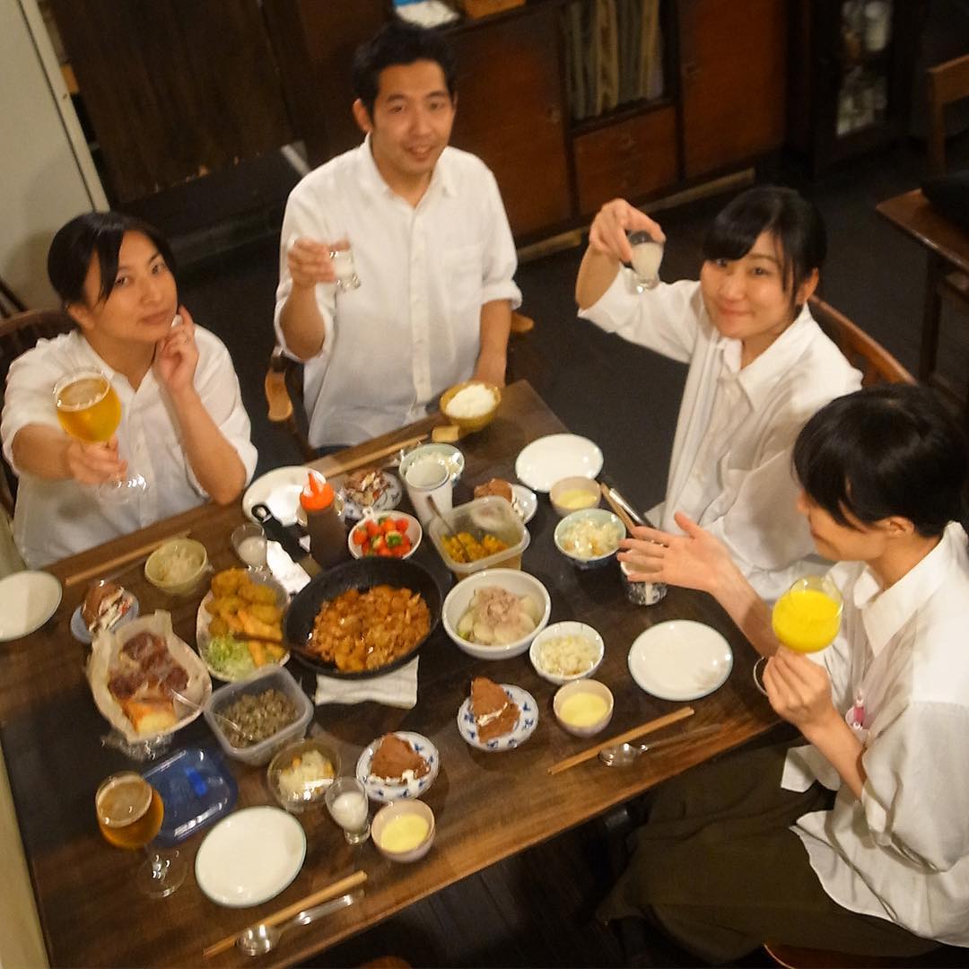 さてと昨夜は当店クリスマスディナー二日目…初日よりご来店人数が少なかったのもあって穏やかでいい夜ではありましたが、持ち込み差し入れいただいた発泡にごり日本酒が大噴火したり（笑）、閉店後のリッチな賄いを上から写真に狙ったワタクシ、足を滑らせ棚の上の植物を派手にひっくり返したり（苦笑）いろいろあったはありましたね（苦笑）（お）