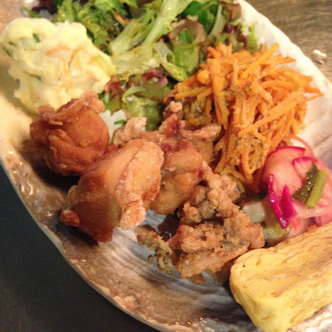 こんばんは。
今週は夜シフトでした。
今日のまかないは「とりから、赤かぶと鶏肉のレモンマリネ、にんじんのごまあえなどなど」お客様にお出しする時に食べたい️と思ったものばかり。美味しかったです。（い）