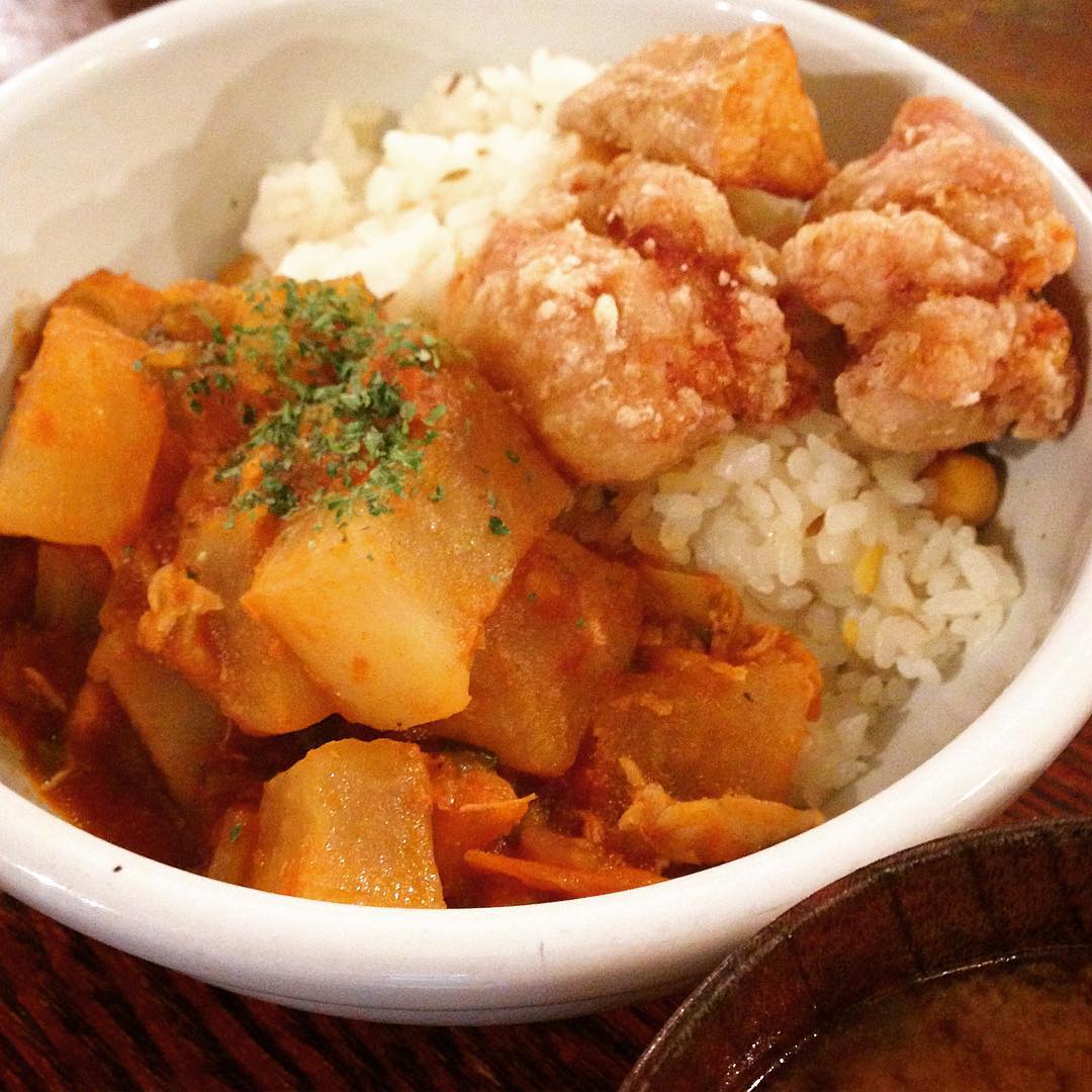 クリスマスディナー明けの今日の賄いは、ディナーメインの「鶏手羽元のコンフィとひよこ豆
炊き込みごはん添え、大根のスパイススープ仕立て」の簡易バージョン＋日替りのトリカラ！となかなか豪華！（笑）写真を撮ってくれたウメさんがしきりに「おいしい！」と呟きながらたべてたのが実に微笑ましい（笑）（お）