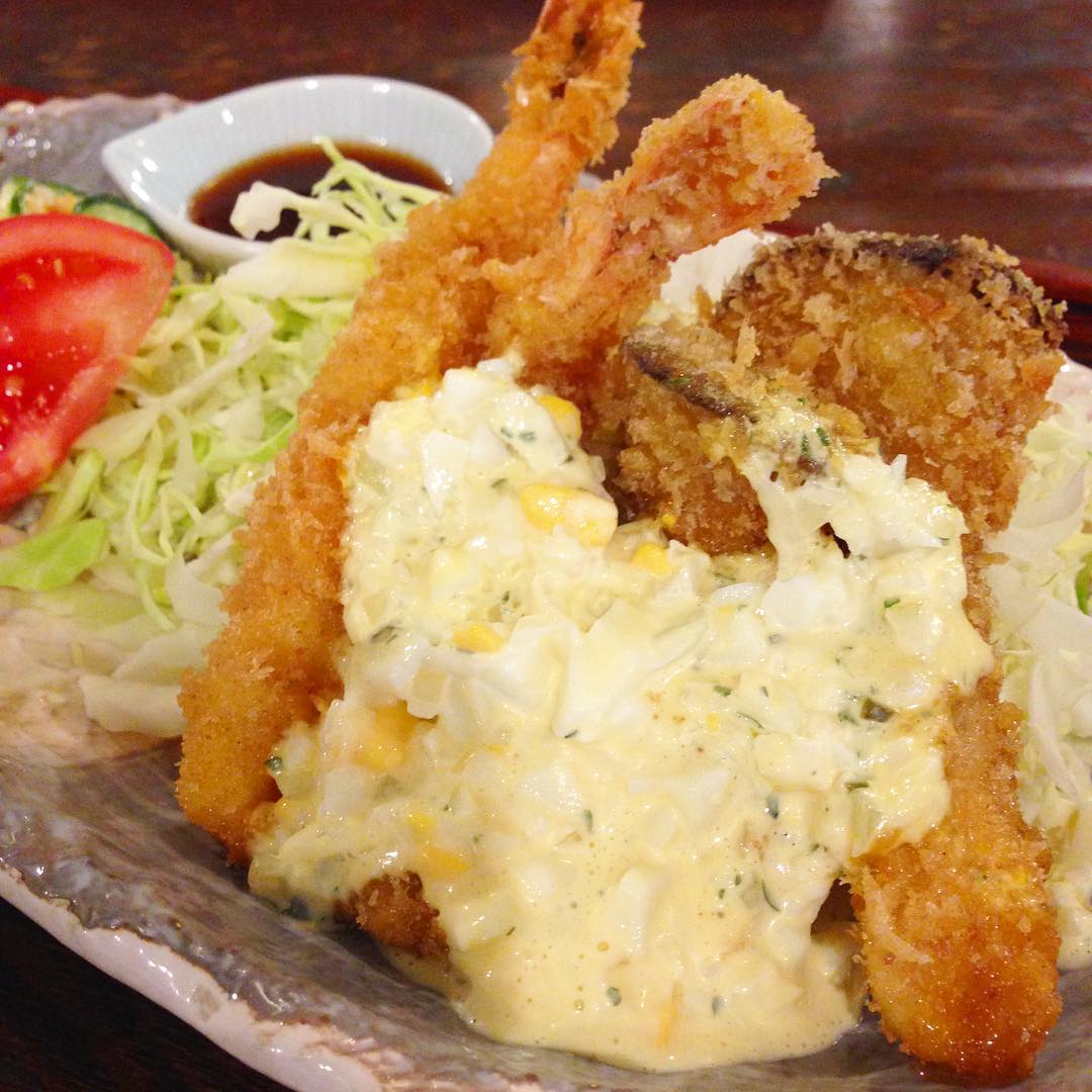 今日のまかないは「エビフライ」です。
子供の頃から大好きでした。タルタルソースで食べるのかエビフライは最高ですね〜。（い）