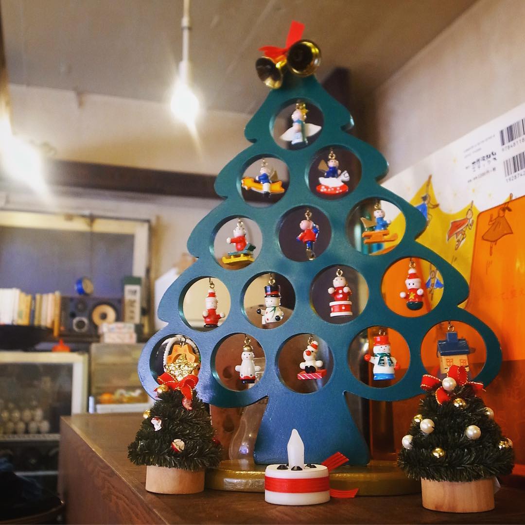 さてといよいよ今年もクリスマスの週末！…って本日天皇誕生日の祝日もお忘れなく！（笑）と、先日スタッフウメさんに組み立ててもらったうちの小さなツリー！と、本日ランチ日替わりはエビフライ！お見逃し無く！（お）