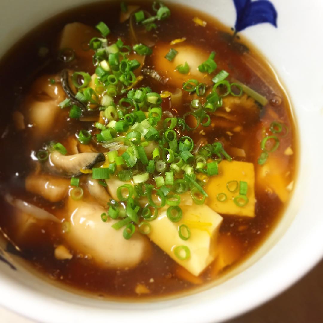 ひさびさ！ひさびさ！
開店当初から冬は定番のようにお出ししていた、牡蠣と豆腐のあんかけ煮！去年はなんだか他の牡蠣メニューに押されて登場しなかったのでした！今年はやります、寒さ吹き飛ぶあったかメニューの代表格ですから！牡蠣の旨味たっぷりのあんかけ、柚子の香りがアクセント。ご飯もいいけど日本酒にも良きかな、ぜひお試しあれ！（麻）