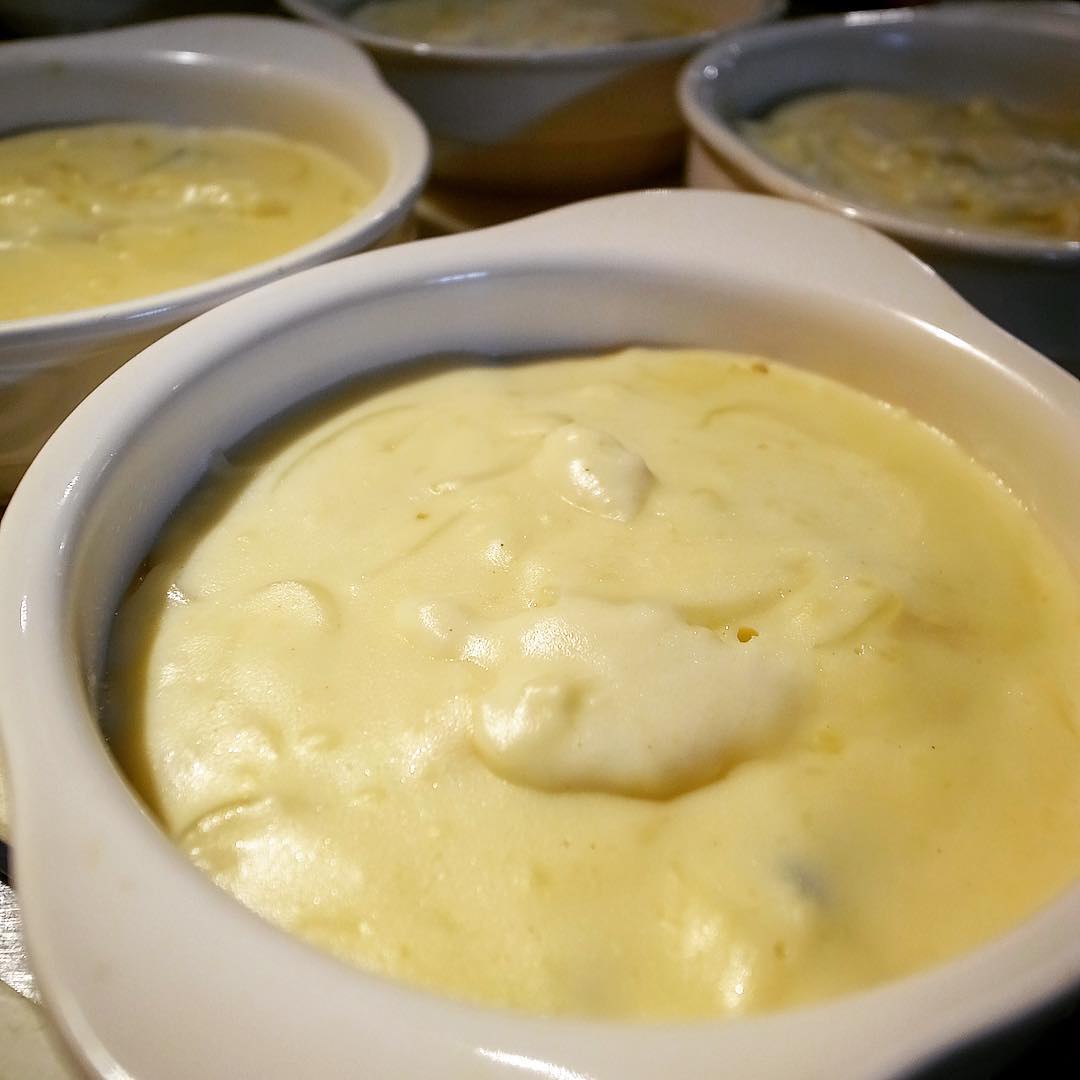 あー、12月ですよと金曜日の夜！とろりと自家製ホワイトソースで中は全然見えないけれど、いや、今夜も本命「牡蠣とほうれんそうのグラタン」！で決まりです！みなさんのご来店お待ちしております！（お）