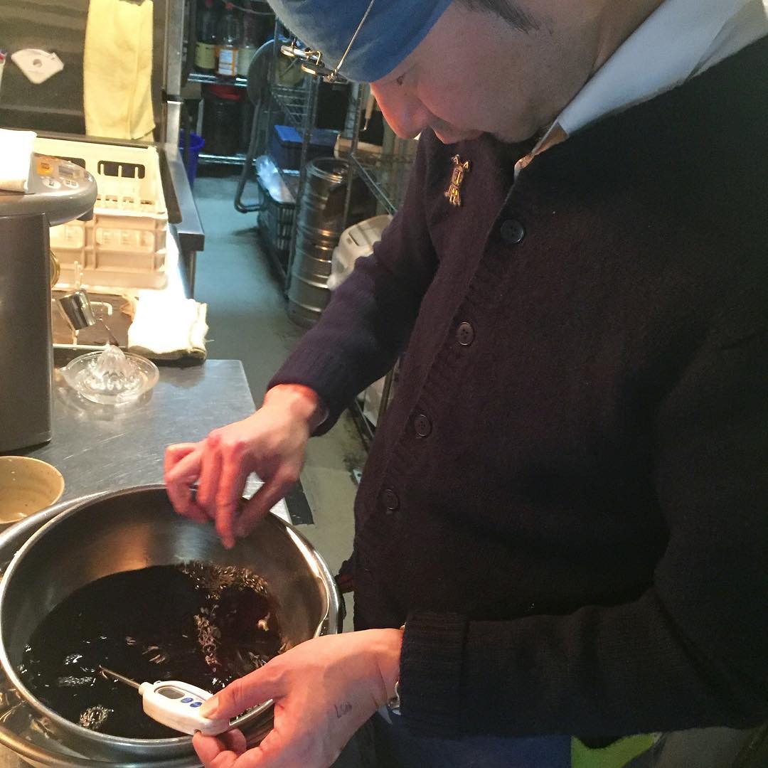 クリスマスディナー前の今週、お店は残念ながらガランとしております…そこでokayan活躍の場面がやってきました！必殺ゼリー職人…クリスマスディナー用のゼリーを作りまくっております！
実はokayan、大のゼリー好き。当店定番のコーヒーゼリーもokayanが開発したものであります。今回クリスマスディナーの紅茶のゼリーも、okayanが開発いたしました！ふるふるゼリーをお楽しみに！（麻）