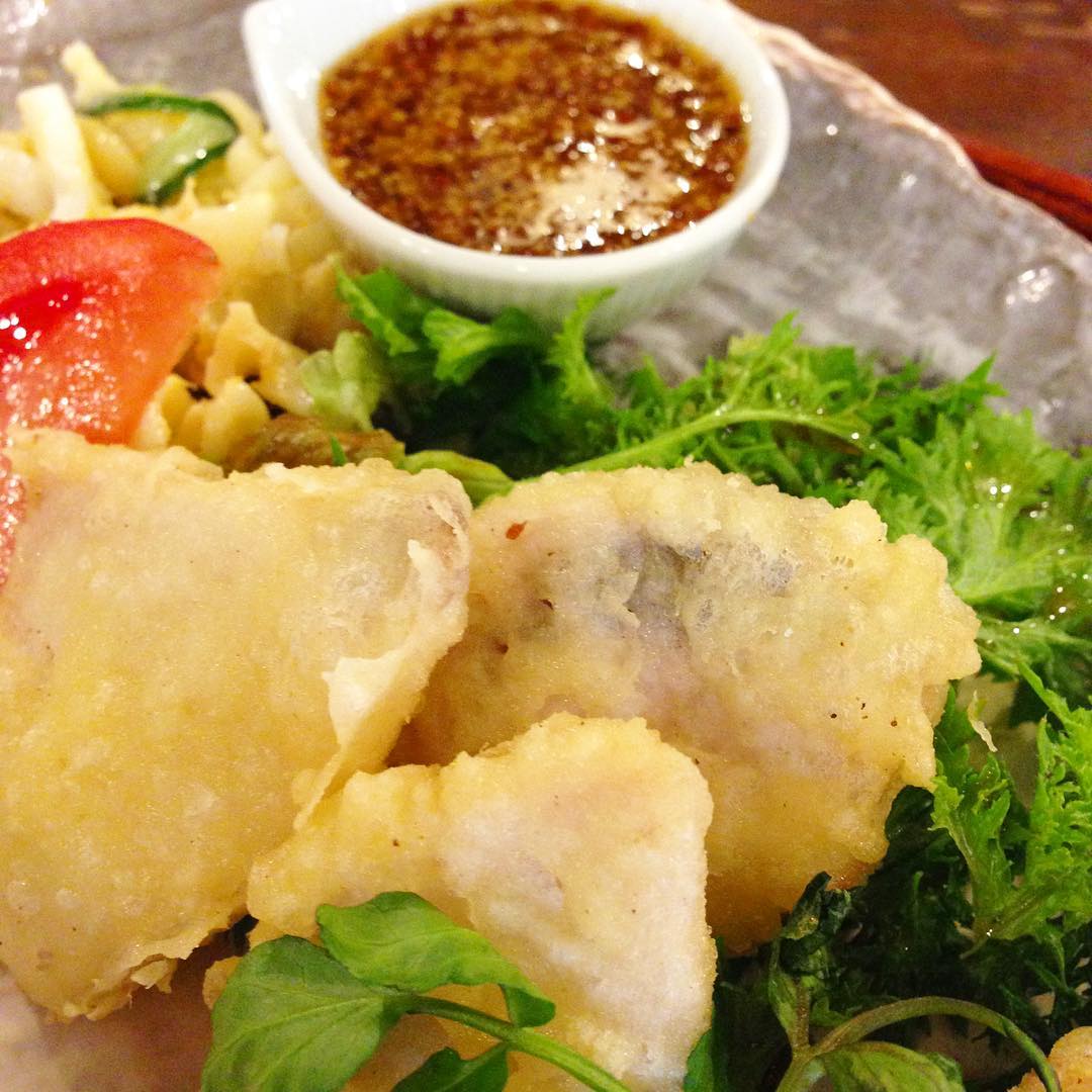 今日のまかないは「まかじきのトルコ揚げ定食」です。まかじきに下味がついてるのでそのまま食べてもハニーマスタードをつけても美味しいです。いつか子供達のお弁当に入れてあげたいなと思いながら自分だけいただいてます。（い）