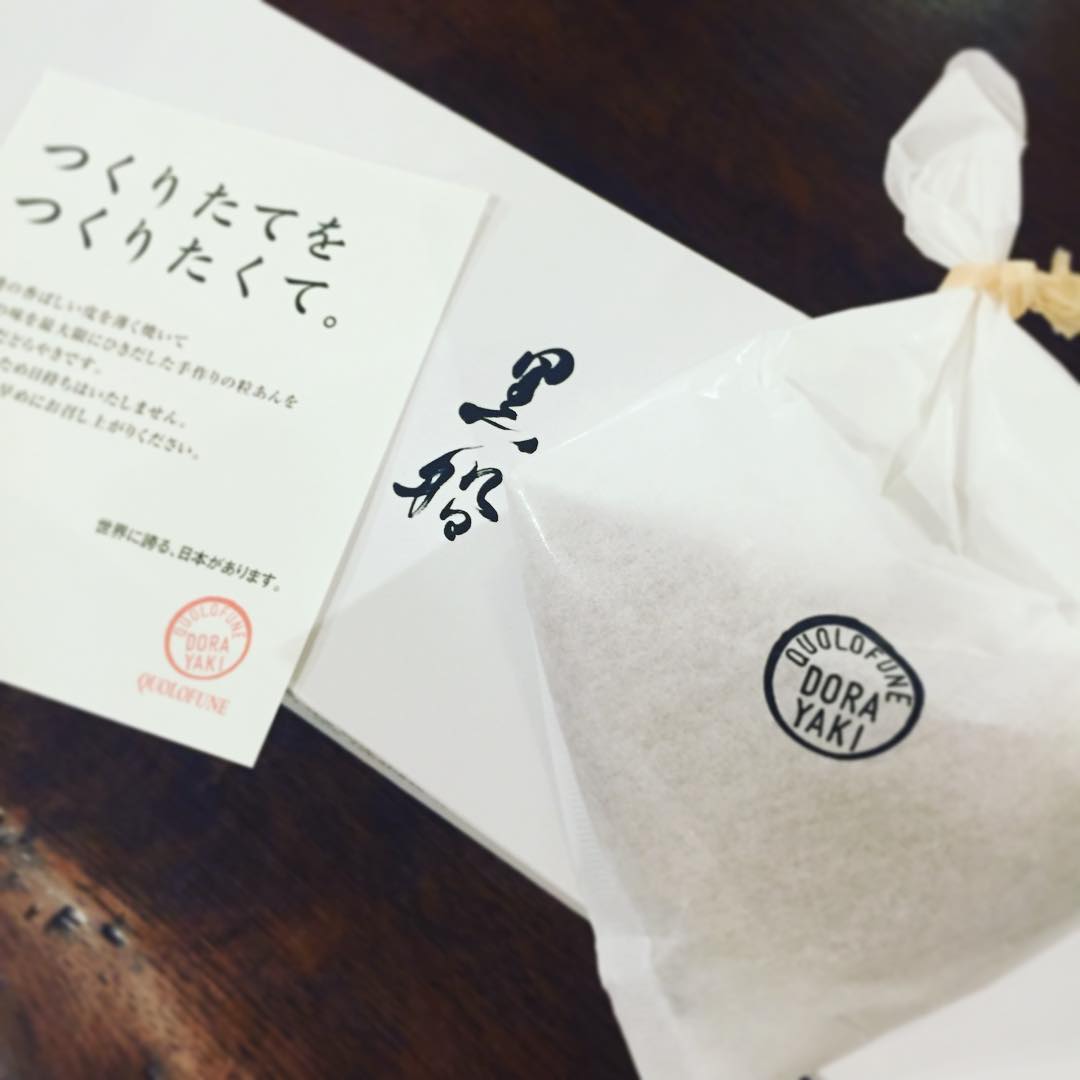 お昼の賄いをみんなで食べていたら、コンコンと鉄の扉を叩く音…今日も来てくださったおなじみのお客様が差し入れを持って来てくださいました！心浮き立つ差し入れをありがとうございます。年末までノンストップ、がんばりまーす！（麻）