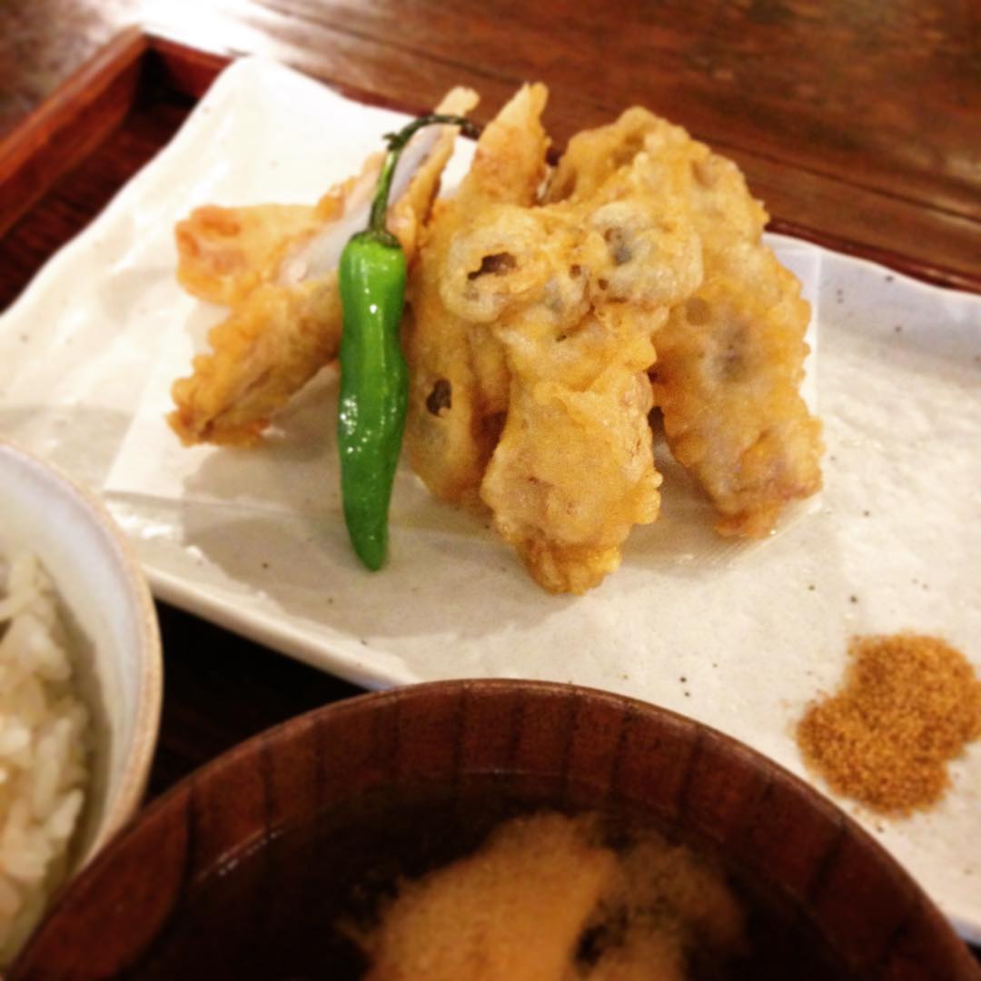 今日のまかないは「れんこんときのこの豚肉巻き揚げ」です。衣のつけ方を店長から改めてアドバイス受けながら日々奮闘のトミーさん。横で聞いていても勉強になります。(うめ）