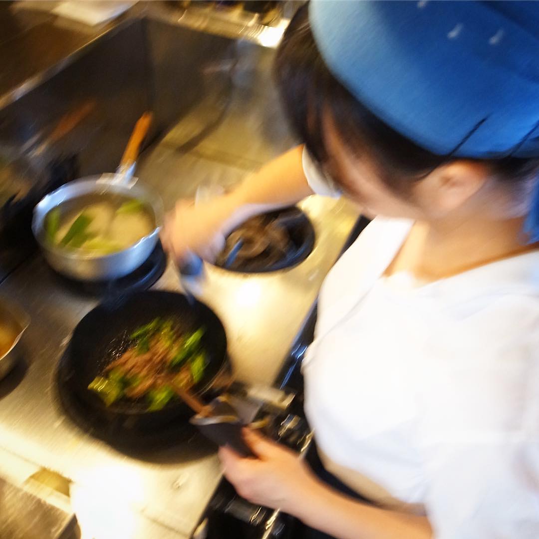 ってなわけでしゃしゃっとタレを回し入れて、今夜もはりきって炒めまくっております店長ミヤザキ！「牛肉とブロッコリーのオイスターソース炒めはゴキゲンですな！（笑）（お）