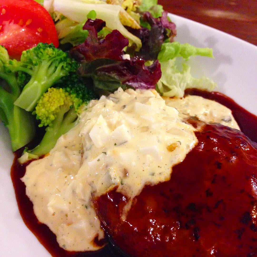 今日のまかないは「ハンバーグタルタルソース定食」です。
昨日、夜シフトであがるときにレバーペーストを買って帰りました。娘がとても気に入って…家で作れないなら定期的に買ってきてと言うくらい。
また、買って帰ろうと思います。（い）