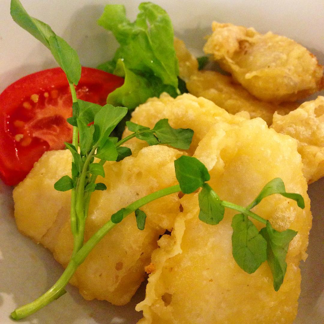 今日のまかないは「まかじきのトルコ揚げ定食」です。まかないを食べながらうめさんと話してたんですが…最近、花粉症で目が痒いし鼻がムズムズするよねと。みなさんは花粉症大丈夫ですか？（い）