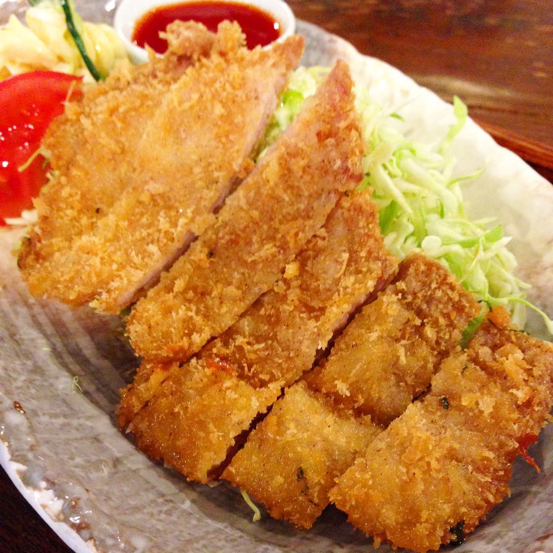 今日のまかないは「しそちりめんとんかつ定食」です。
明日は雪の予報が出てますね。今日は帰ってから明日に備えて(家から出ない予定なので）いつもより多めに買い物をしようと思ってます。
みなさん、明日は気をつけてくださいね。（い）