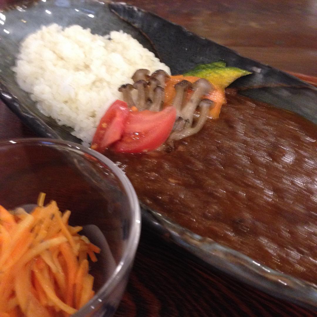今日のまかないは「チキンカレー」です。
なんと！昨日の夜、縄跳びの二重跳びが20回できたんです。今夜も目標20回頑張ります。（い）