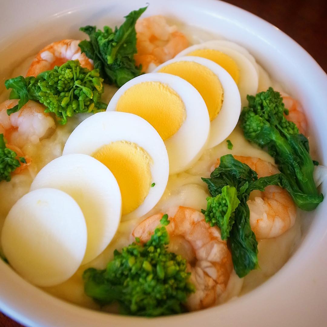 さてと日曜日！今夜のおススメはやっぱりグラタン！具が代わって「菜の花とエビ、ゆで玉子のマカロニグラタン」！いや、春の美味しさ！色味もすてき！自家製グラタンホワイトソースにチーズをのせて焼いちゃうよ！あつあつをぜひぜひ！（お）