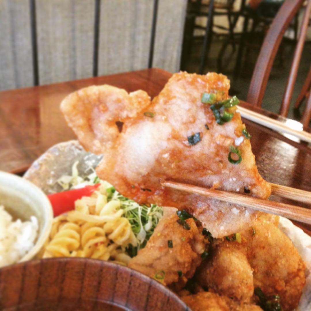 今日は「豚のからあげ中華香味だれ」が日替りでした。豚のから揚げはリトスタで生まれて初めて食べたんですが、その薄さとカリカリがいつしかくせになってます。ご飯がすすみますよ。(うめ）