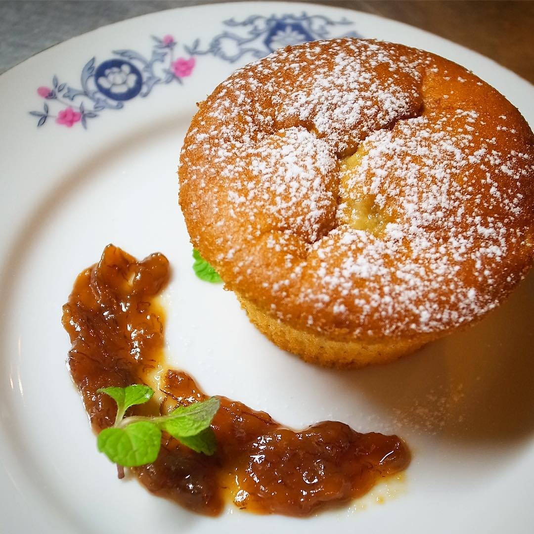 さてと年明け新春季節のデザートは久しぶりの登場！「バナナマフィン」！ふんわりやさしい味よバナナマフィンにこれまた濃厚手作りバナナジャム！ダブルバナナのおいしいさですよ！（お）