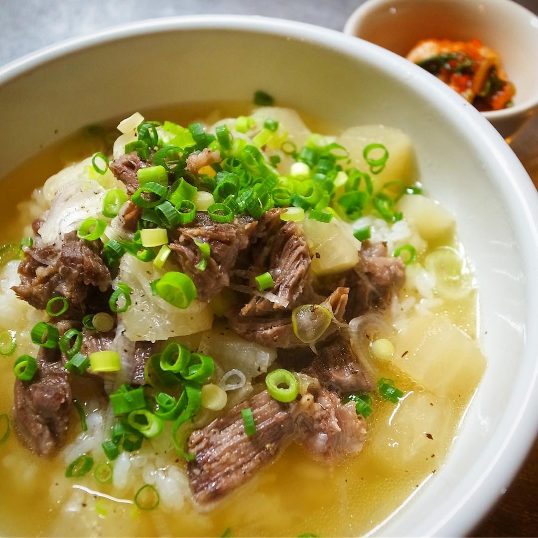 ハイハイ今週夜のとっておきメニューは「牛すね肉と大根のコムタンクッパ」！牛すね肉と昆布としいたけのトリプル出汁が旨い！あったかあつあつ汁ごはんはちらりとキムチ添えがイイネ！（お）