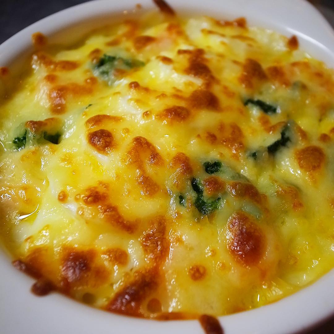 さあさあ今夜のおススメはやっぱりあつあつ！「エビとブロッコリー、ゆで玉子のグラタン」！東京も今週は冷えますからね！元キッチンスタッフはまちゃんち譲りのゆで玉子のグラタンです！（お）