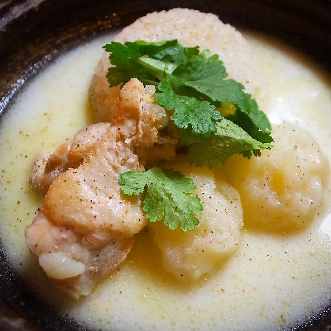 さてと今週のとっておきメニューは「じゃがいもと手羽元のスープごはん」！鶏手羽の旨味満点はココナッツミルクでやさしいエスニックはやさしいお味のあったか汁ごはん！ぜひぜひ〜！（お）